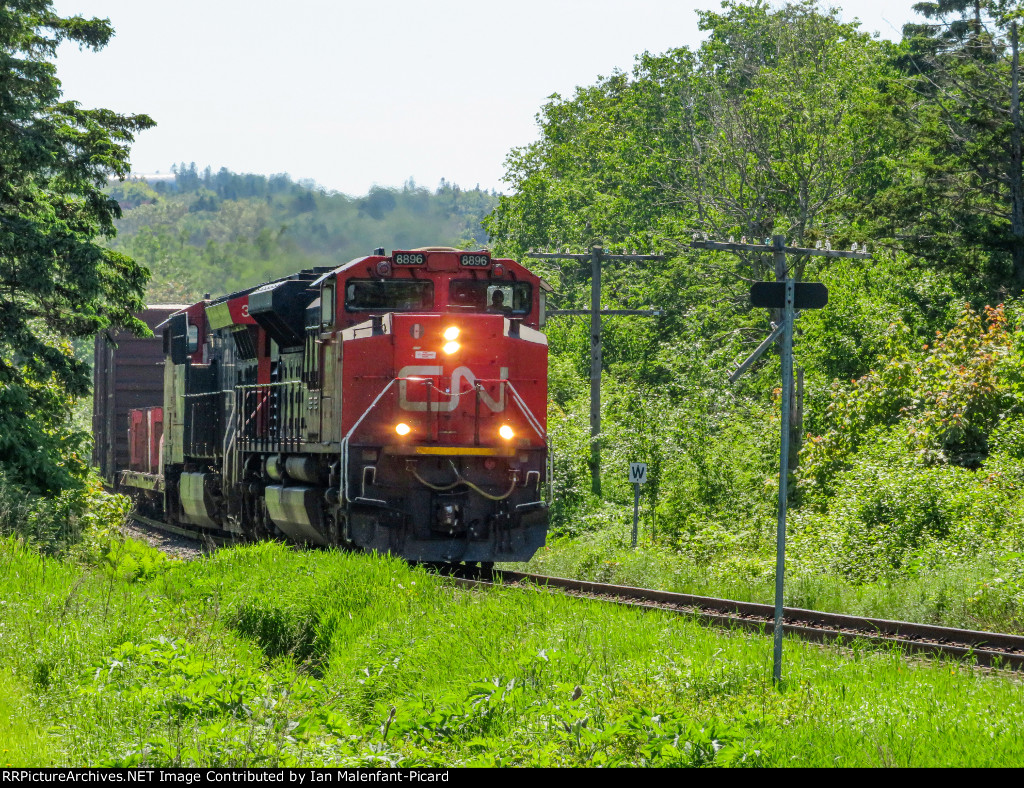 CN 8896 leads train 402 at Rocher Blanc